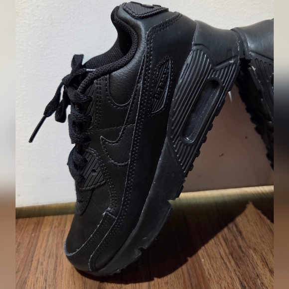Kids Black Nike Air Max 90, Size 2Y - Picture 2 of 9